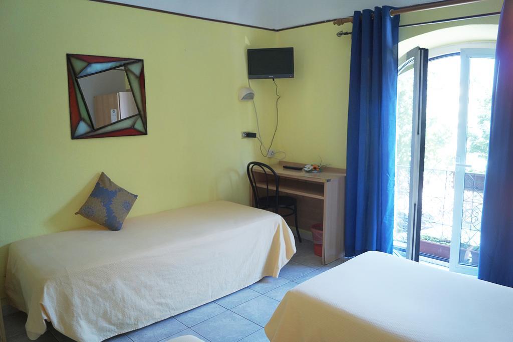Posto Letto in Dormitorio Femminile con 3 Letti