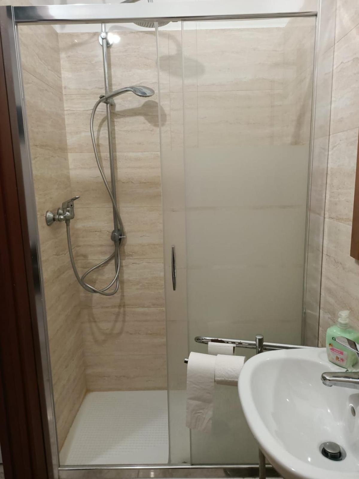 Quarto Triplo com Banheiro Privativo