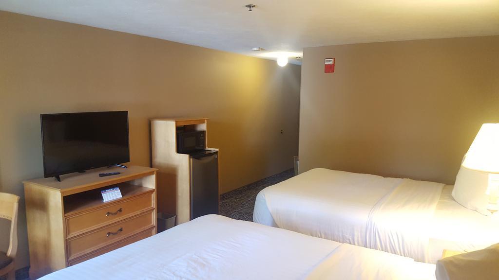 Deluxe Queen Room with Two Queen Beds - Non-Smoking