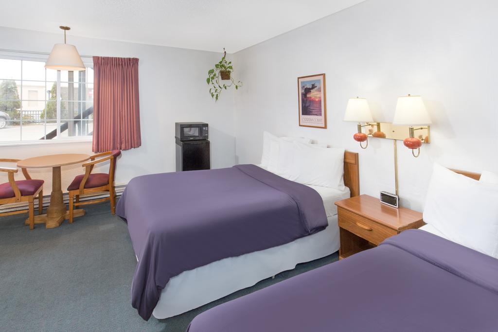 Queen Room Two Queen Beds Disability Access or Non-Smoking,404480250:JPEG