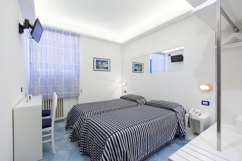 Quarto com Cama de Casal ou 2 Camas de Solteiro e Vista do Mar