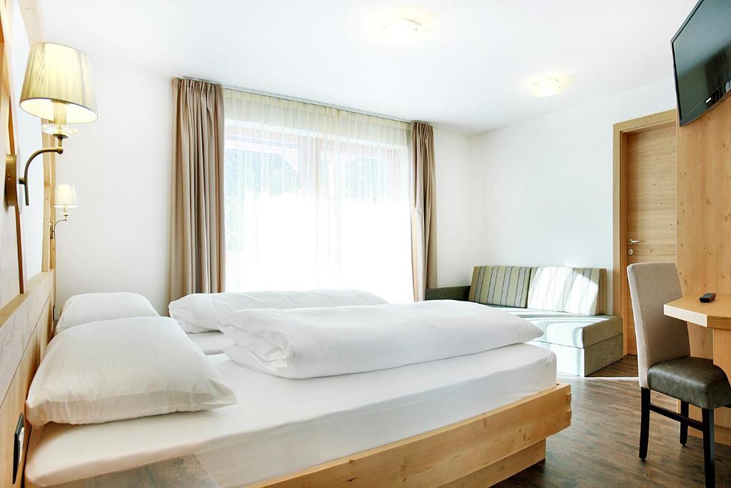 Doppel-/Zweibettzimmer mit Balkon