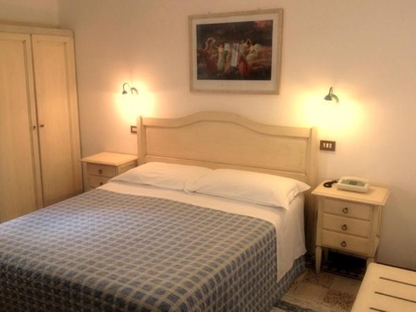 Quarto com Cama de Casal ou 2 de Solteiro