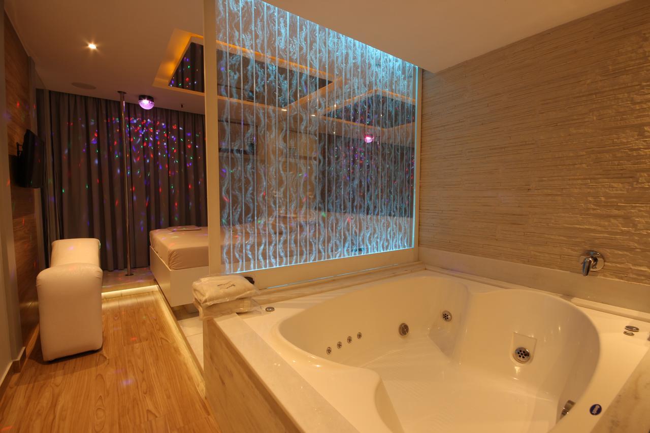 Suíte Luxo com Banheira de Hidromassagem