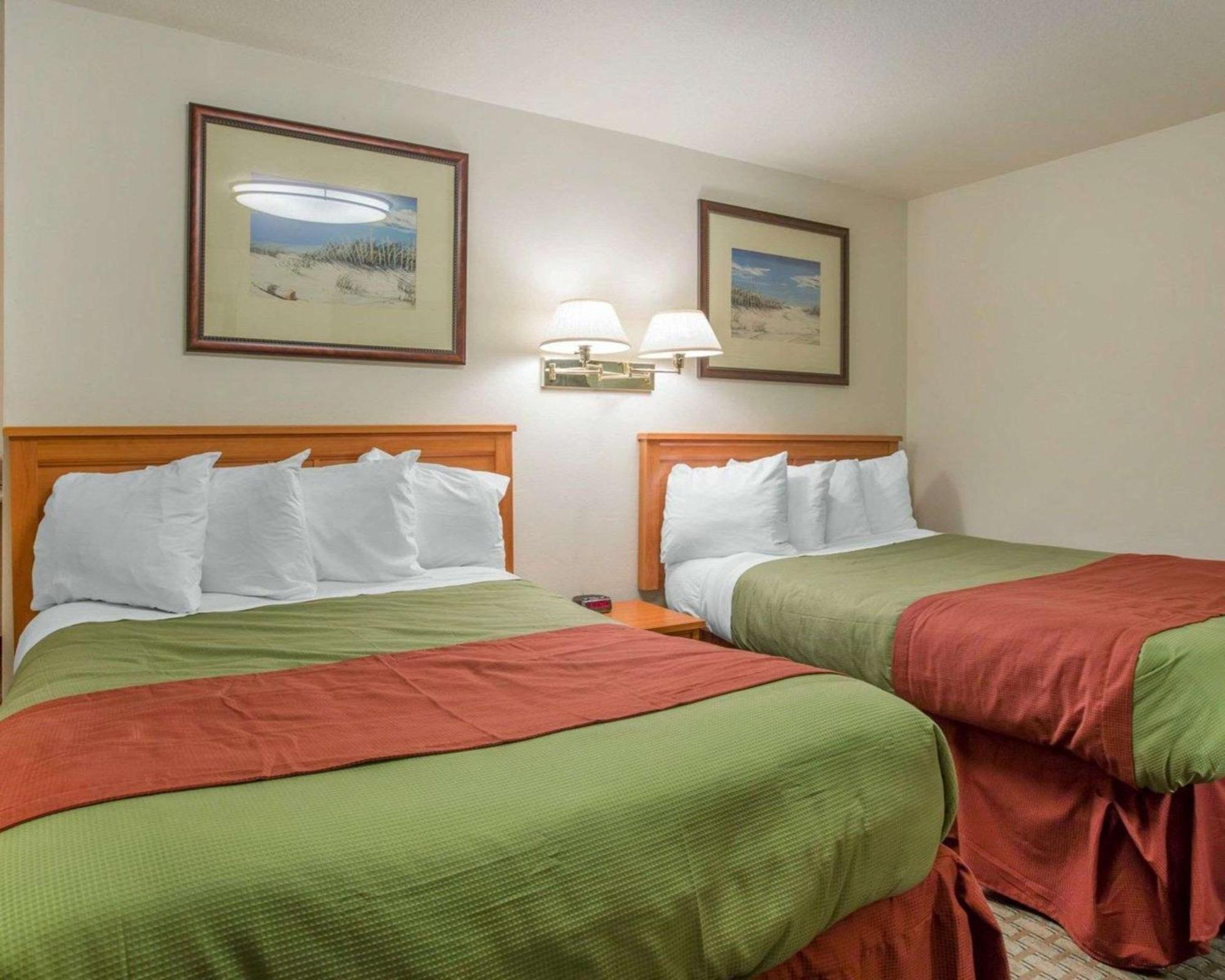 Queen Room with Two Queen Beds,706495780:JPEG