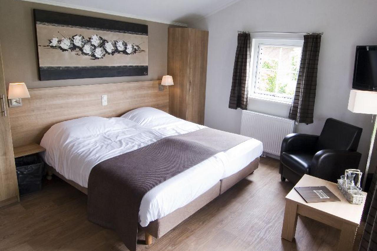 Tweepersoonskamer met 2 Aparte Bedden en Eigen Badkamer