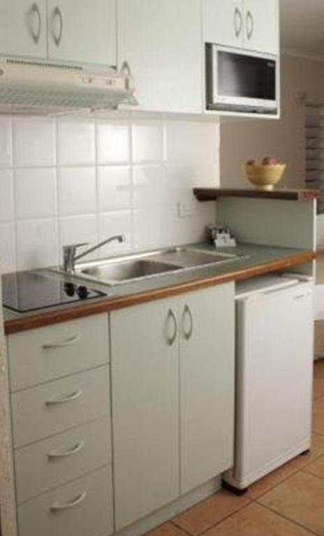 Studio-Apartment mit Doppelbett und Blick auf die Bäume