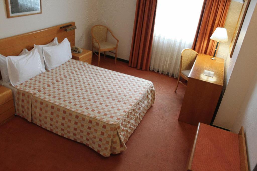 Quarto com Cama de Casal ou 2 de Solteiro