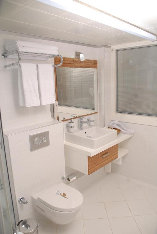 Honeymoon Suite,190114558:JPEG