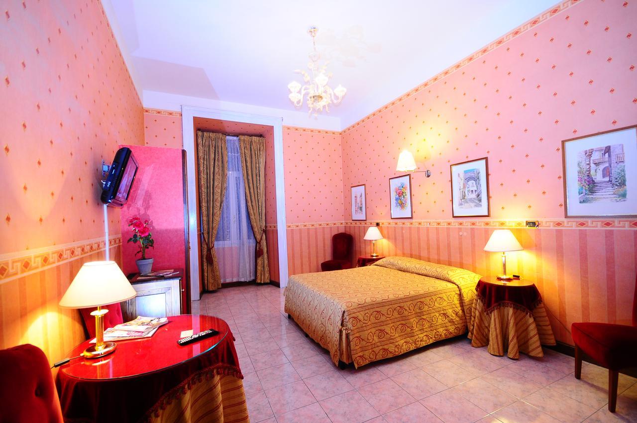 Quintuple Room