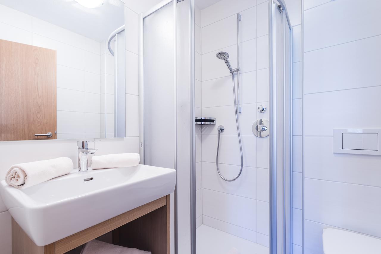 Single Room Bathroom,640628514:JPEG