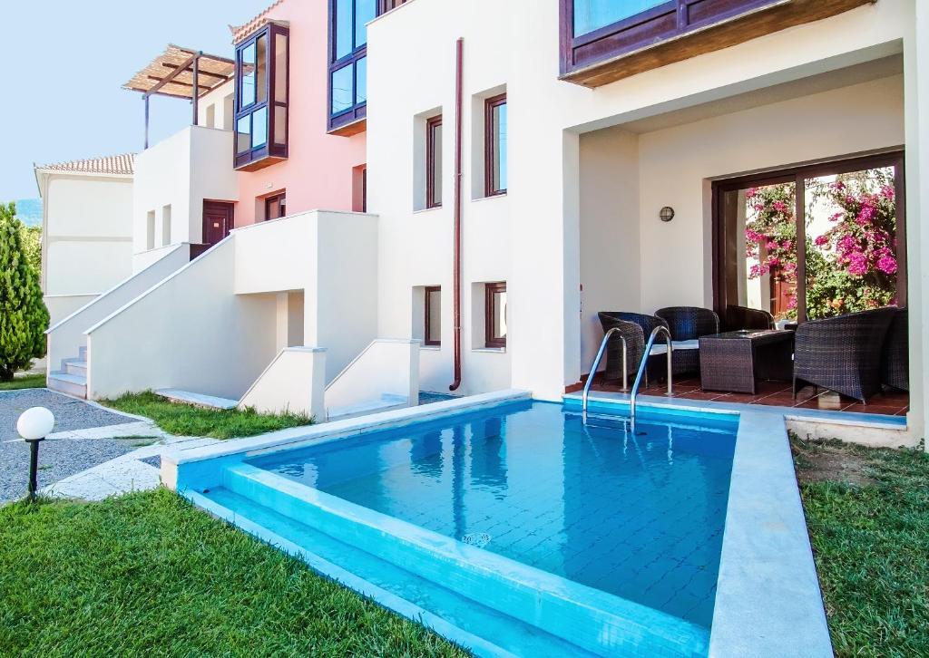 Apartment with Small Swimming Pool Garden View