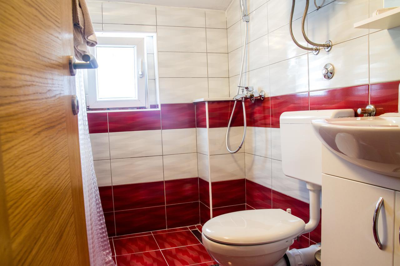 Economy Double Room Garden View Semibasement