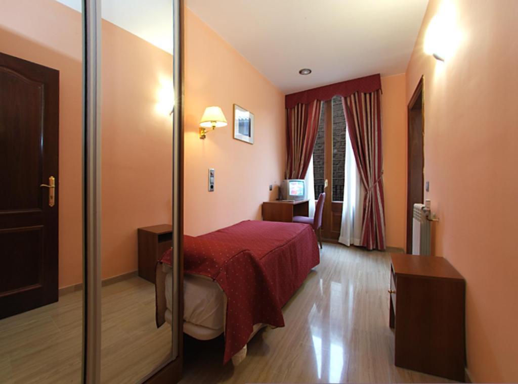 Single Room,692812836:JPEG