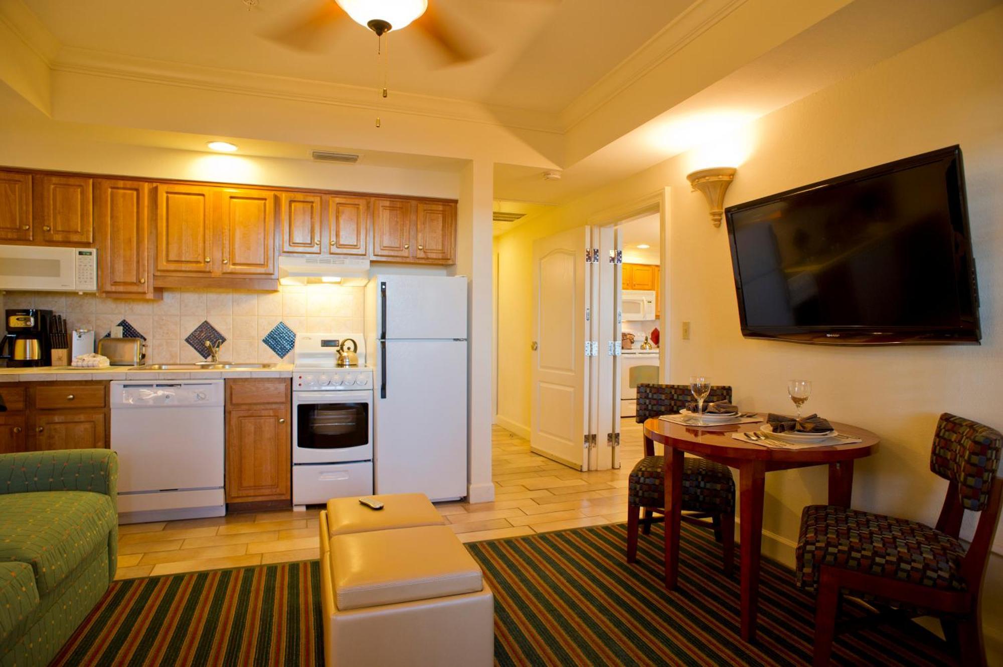 One-Bedroom King Suite with Sofa Bed,673806513:JPEG