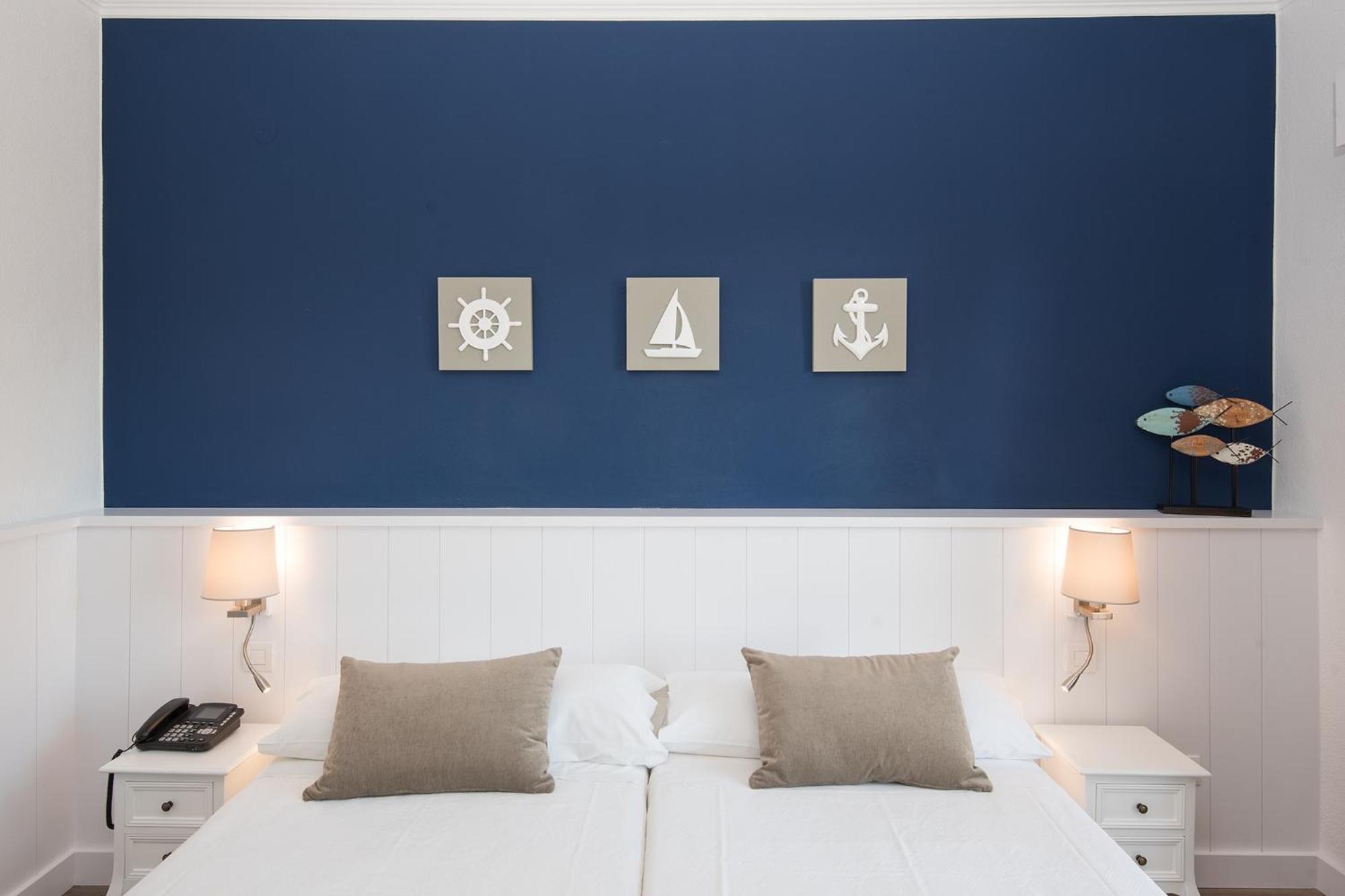 Deluxe tweepersoonskamer met balkon en uitzicht op zee