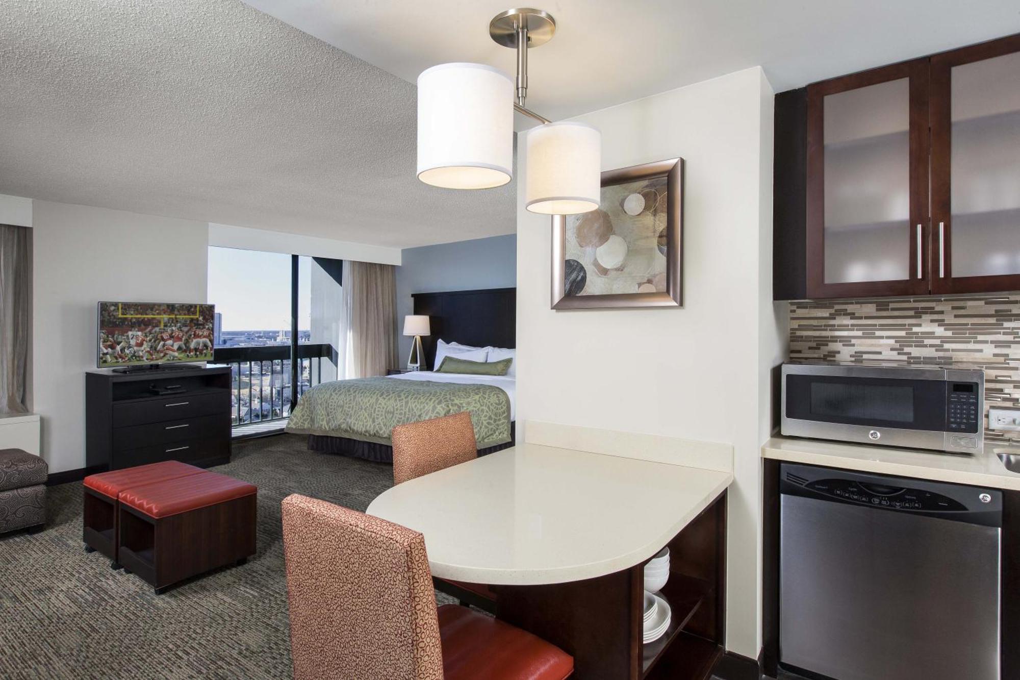 Queen Studio Suite - Disability Access Tran Shower/ Non-Smoking