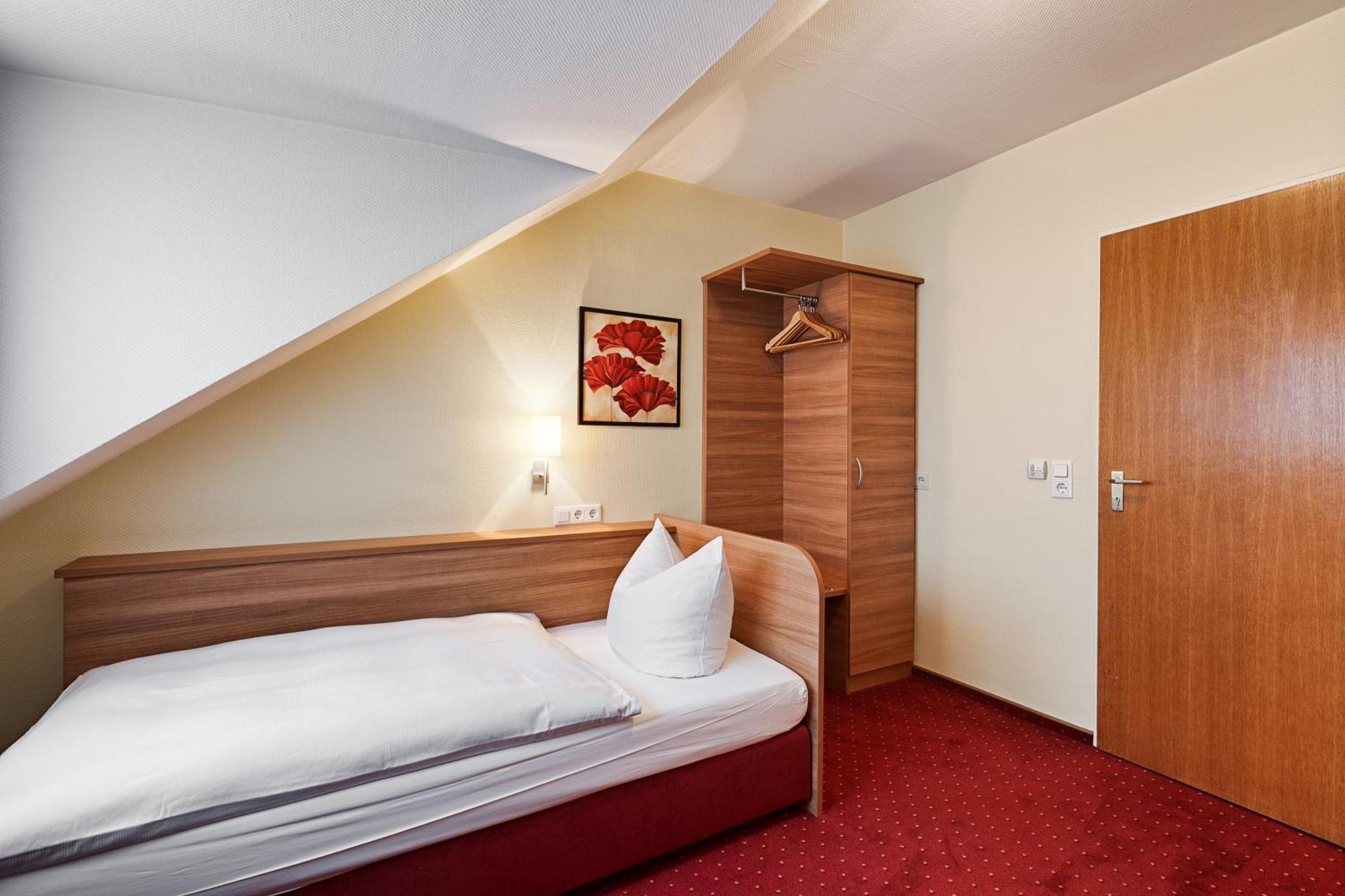 Single Room,685232826:JPEG