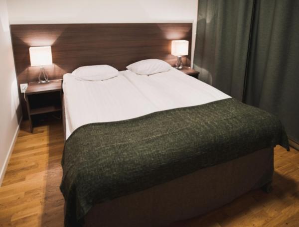 Habitación con cama grande