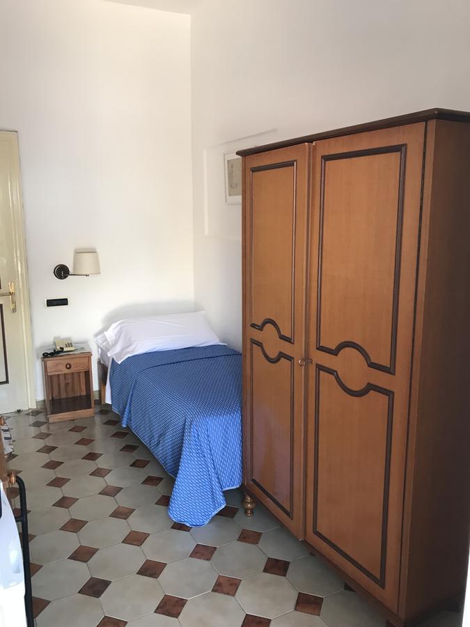 Small Single Room,696302673:JPEG