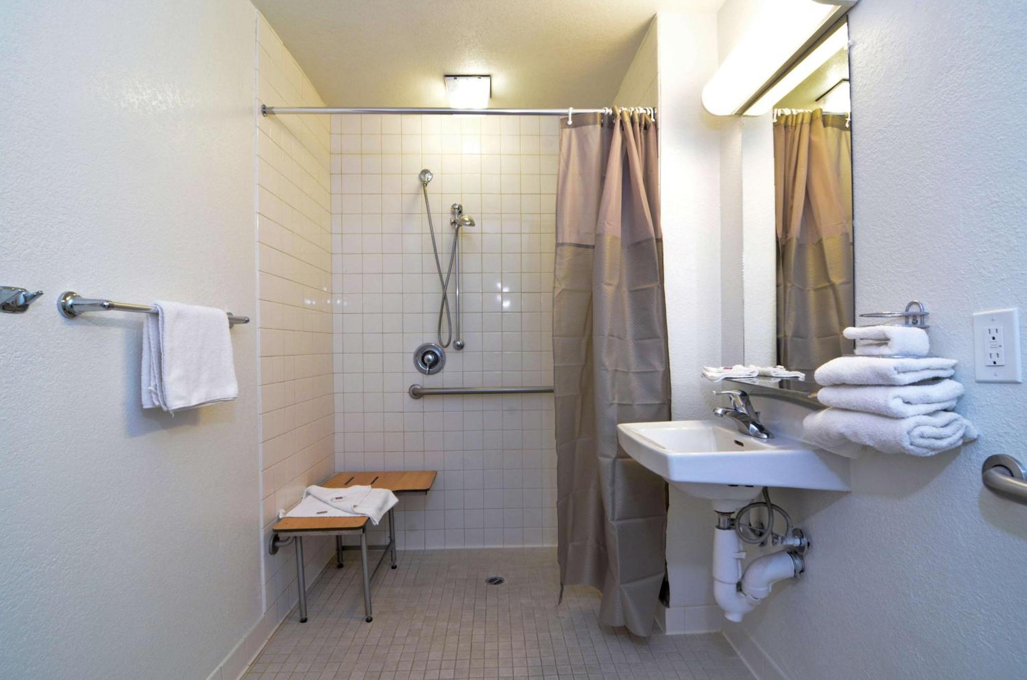 Double Room - Disability Access - Roll In Shower