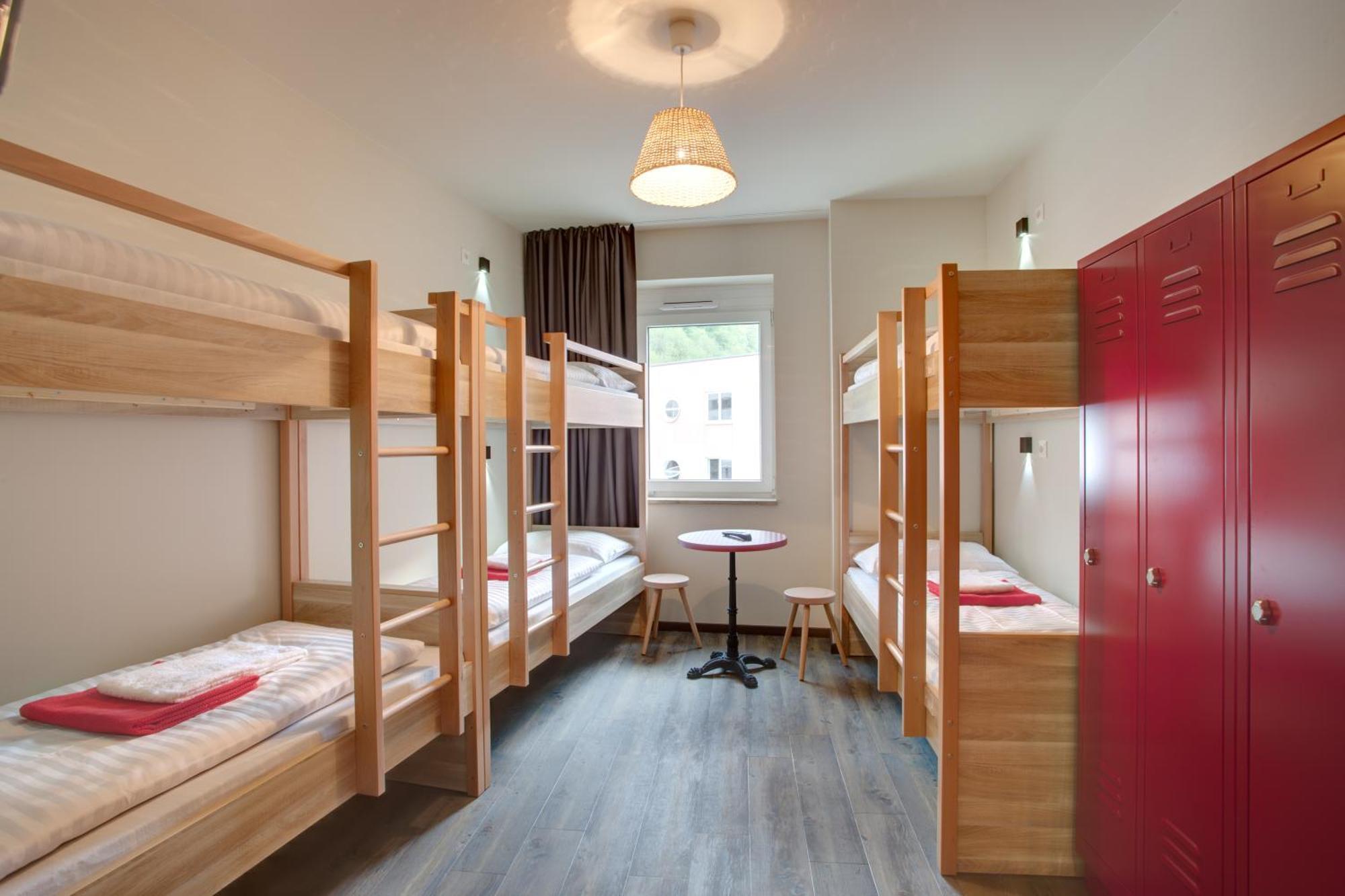 Bed in een Gemengde Slaapzaal met 6 Bedden