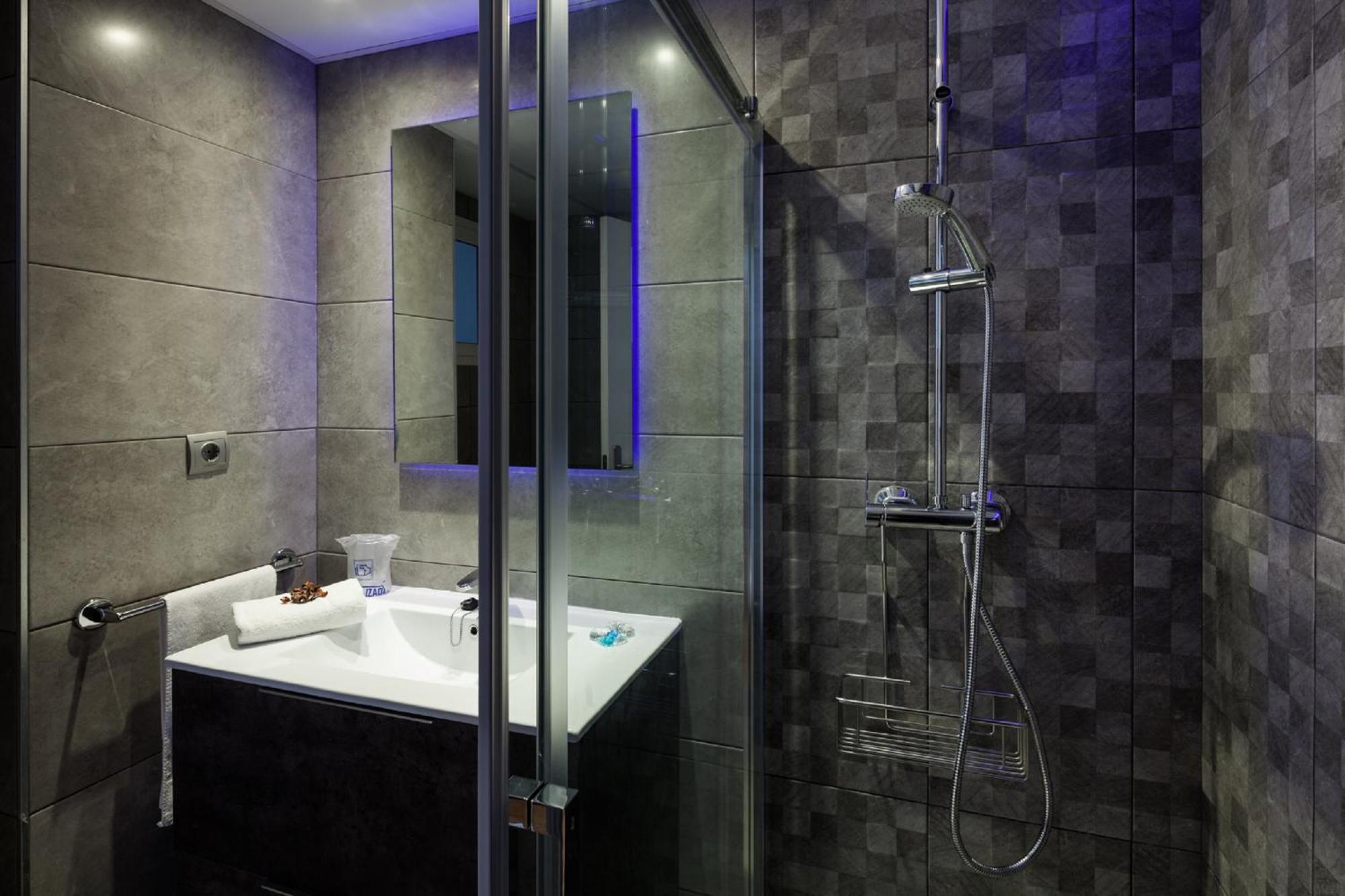 One-Bedroom Apartment without Air Conditioning