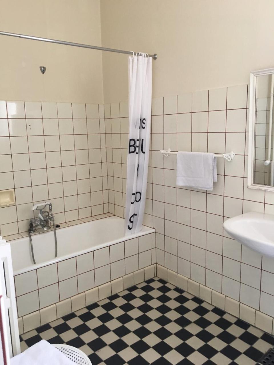 Slaapkamer met Hemelbed in de Slaapkamer van de Gevangenis Inspecteur