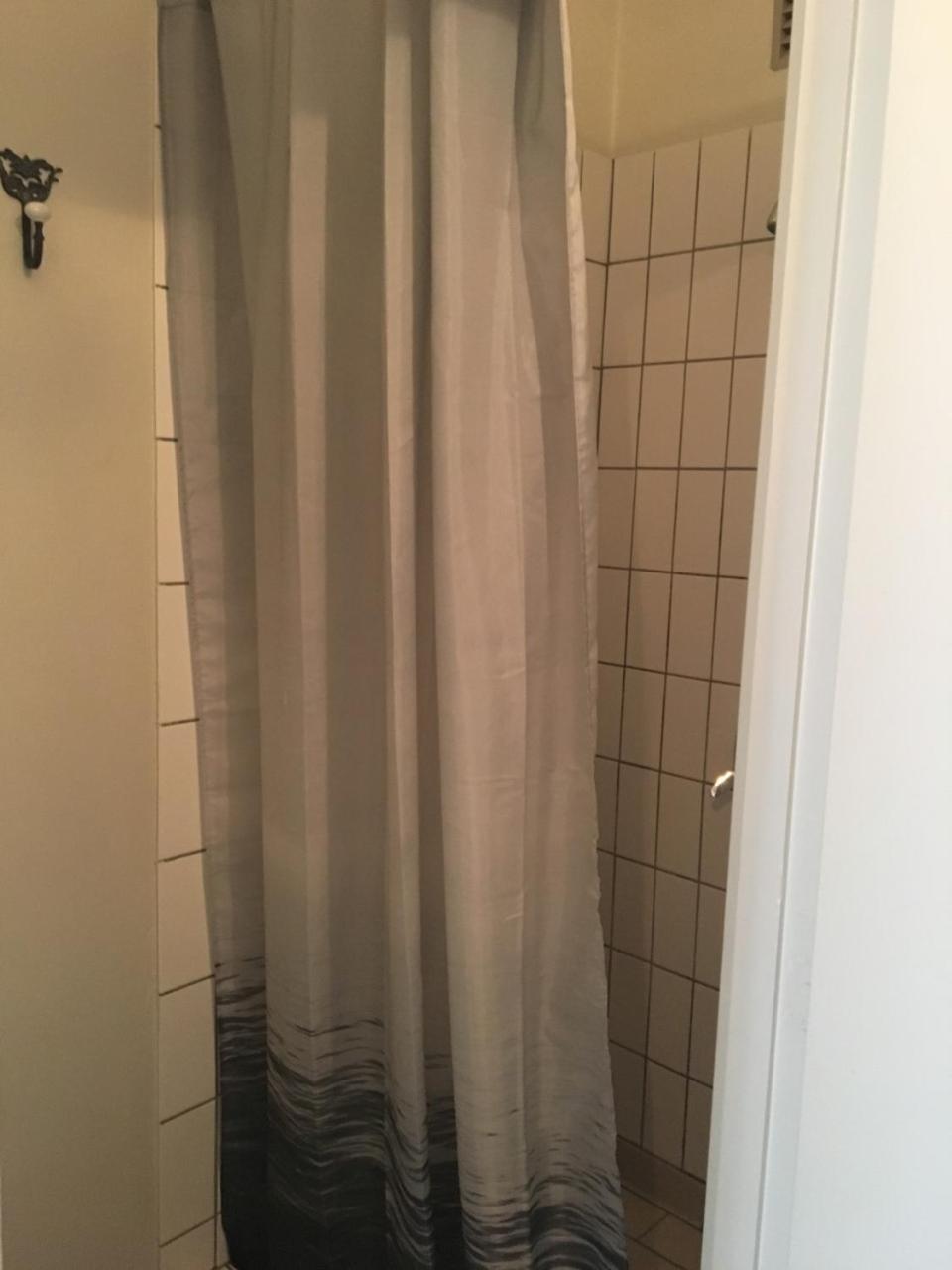 Grand Verlichte Cel met Bed en Gedeelde Badkamer/Toilet
