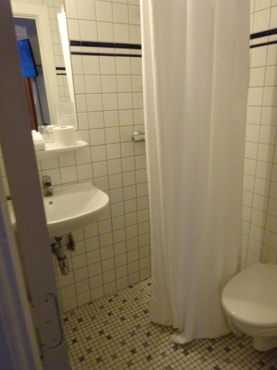 Quadruple Room Bathroom,753294257:JPEG
