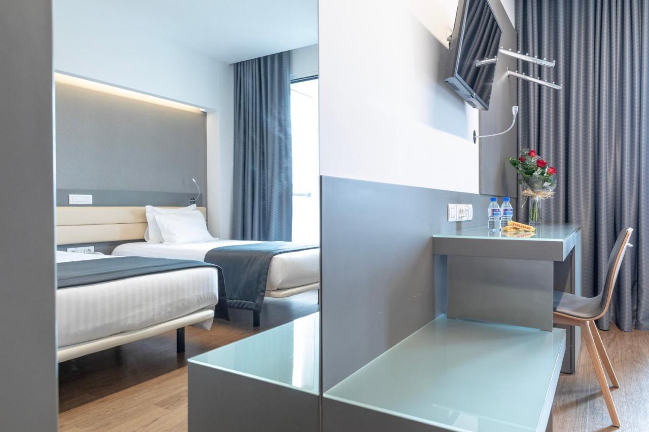 Quarto Renovado com 2 Camas de Solteiro