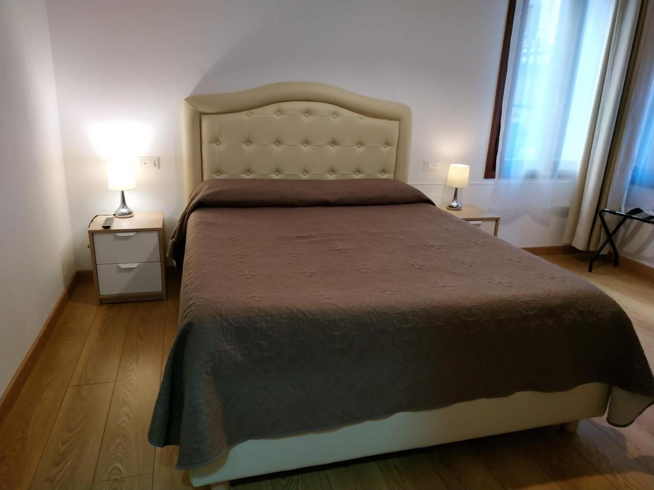 Deluxe Tweepersoonskamer met Douche en Eigen Badkamer
