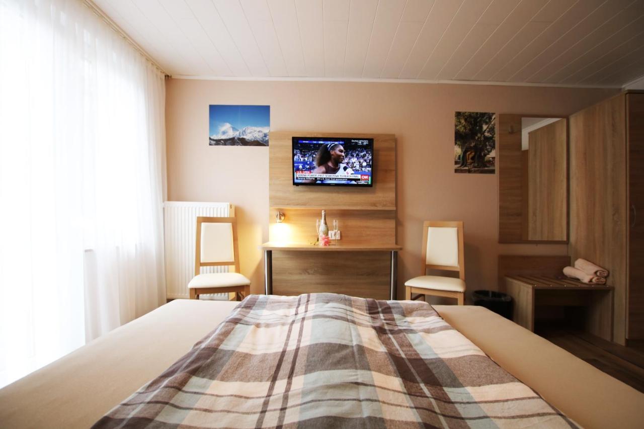 Zimmer mit Queensize-Bett und Balkon