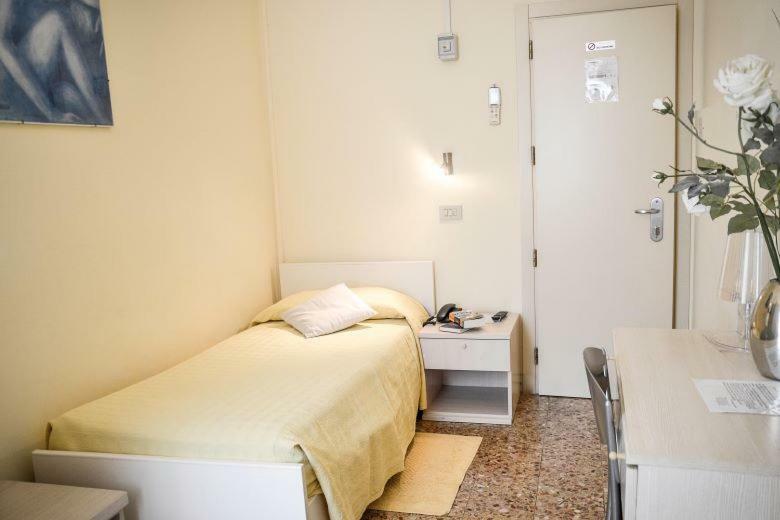 Single Room with Shared Shower and Toilet,778800090:JPEG
