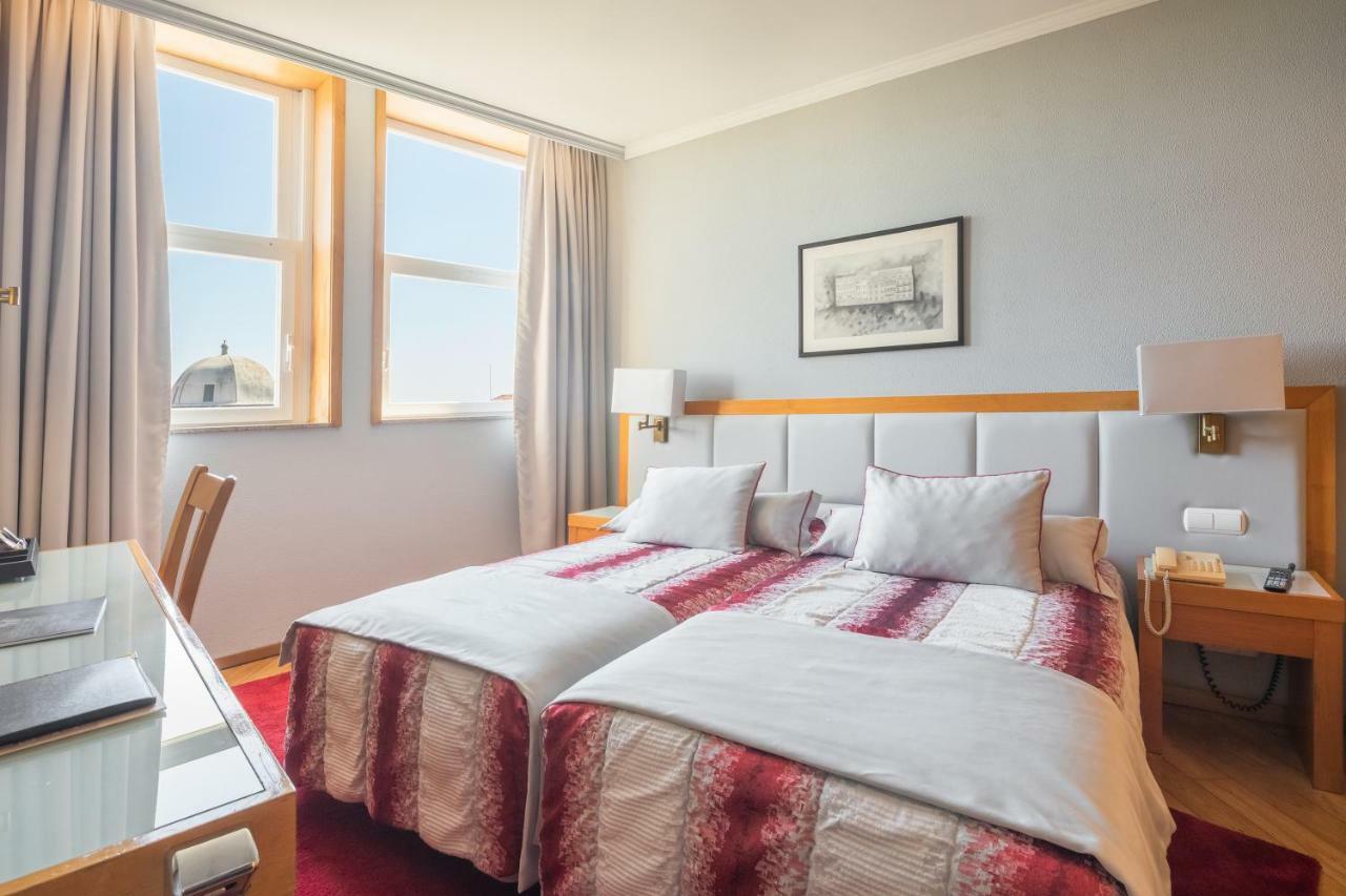 Quarto com 2 Camas de Solteiro e Vista do Jardim