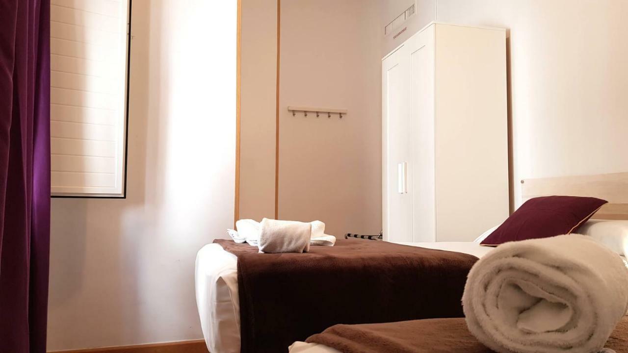Chambre Lits Jumeaux avec Salle de Bains Commune et Douche Privative