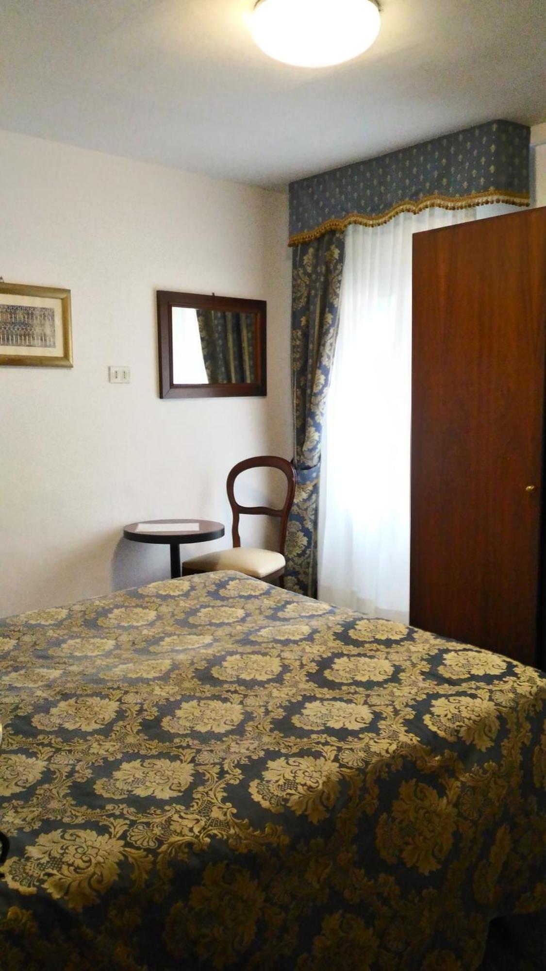 Quarto Duplo ou Twin com Casa de Banho Partilhada