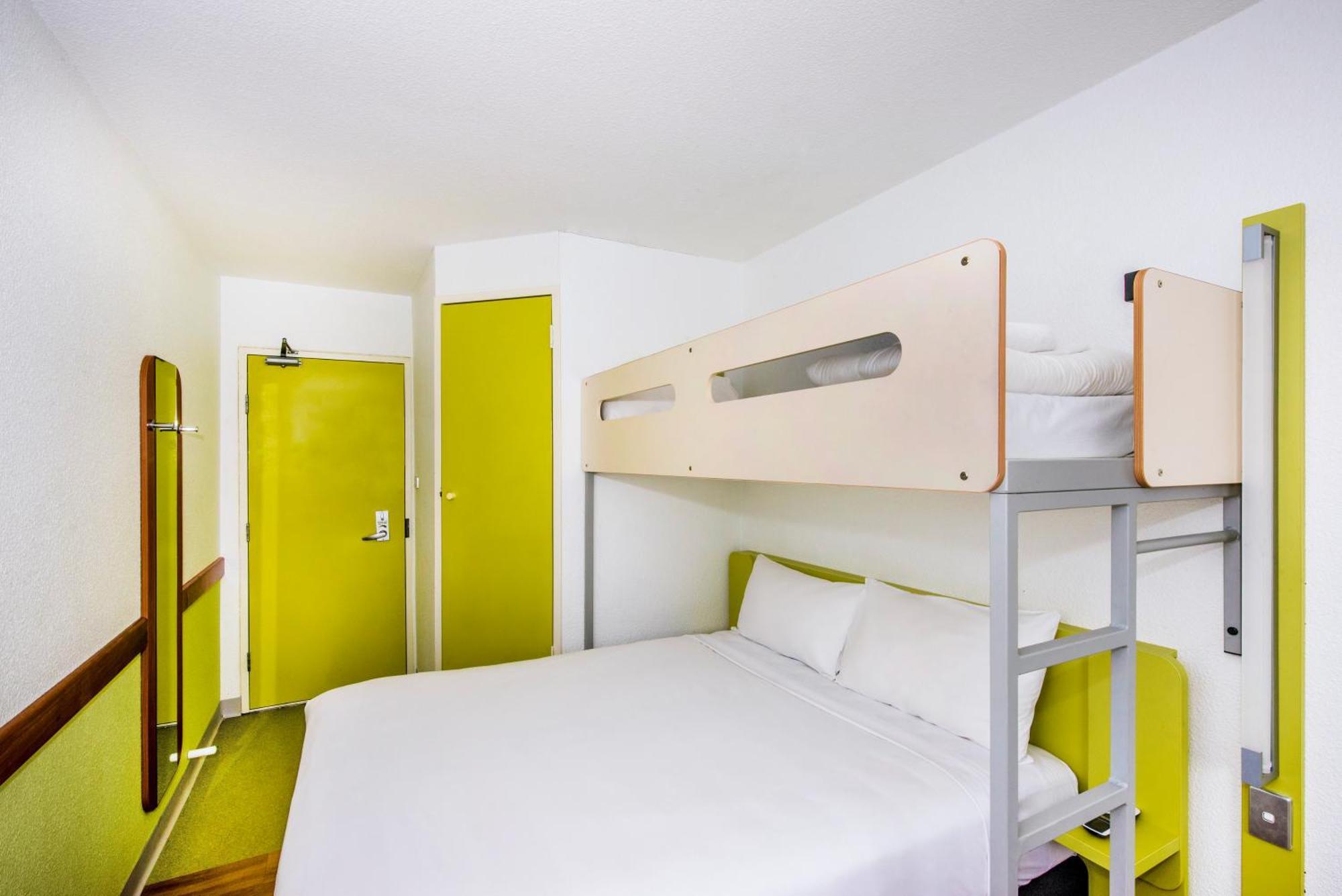 Standard Zimmer mit Queensize-Bett und einzelnem Etagenbett