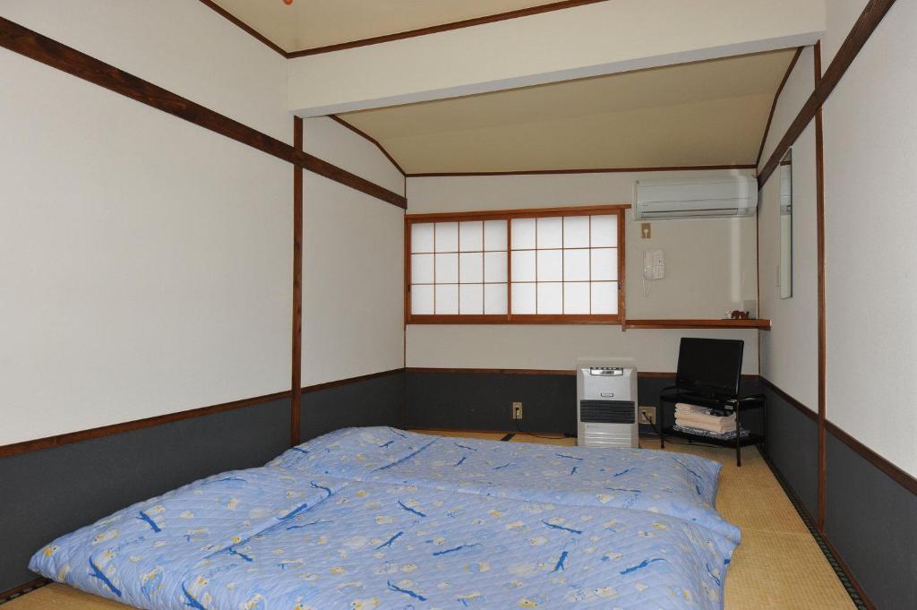 Im japanischen Stil eingerichtetes Zweibettzimmer mit Gemeinschaftsbad