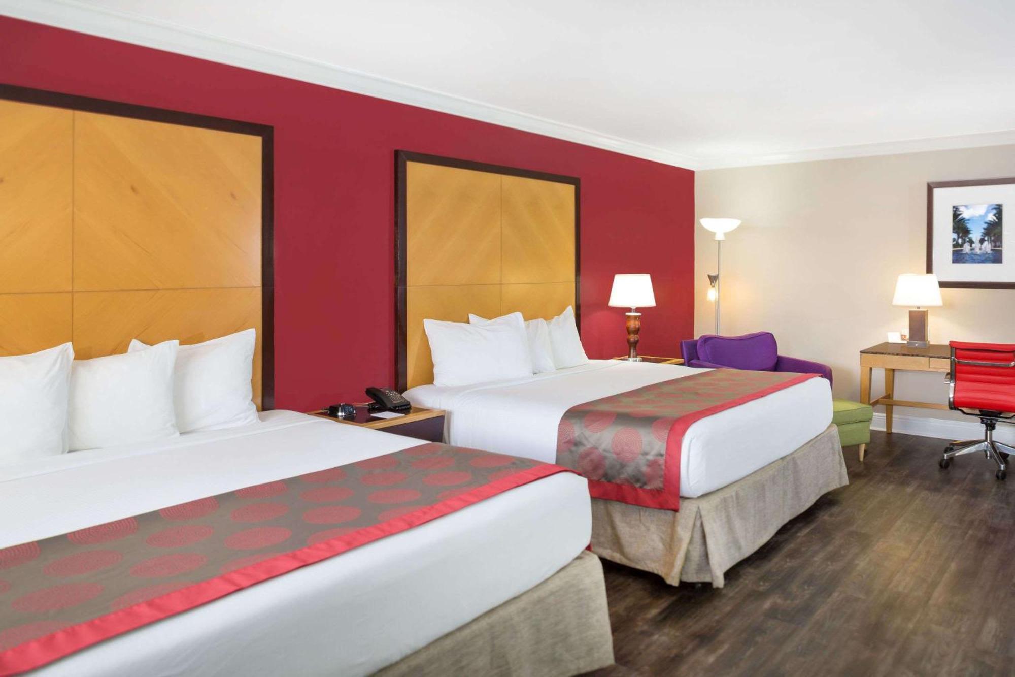 Deluxe Kamer met Kingsize Bed en Uitzicht op het Zwembad - Rookvrij