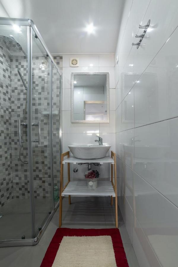 Quarto com Cama de Casal ou 2 de Solteiro e Banheiro Compartilhado