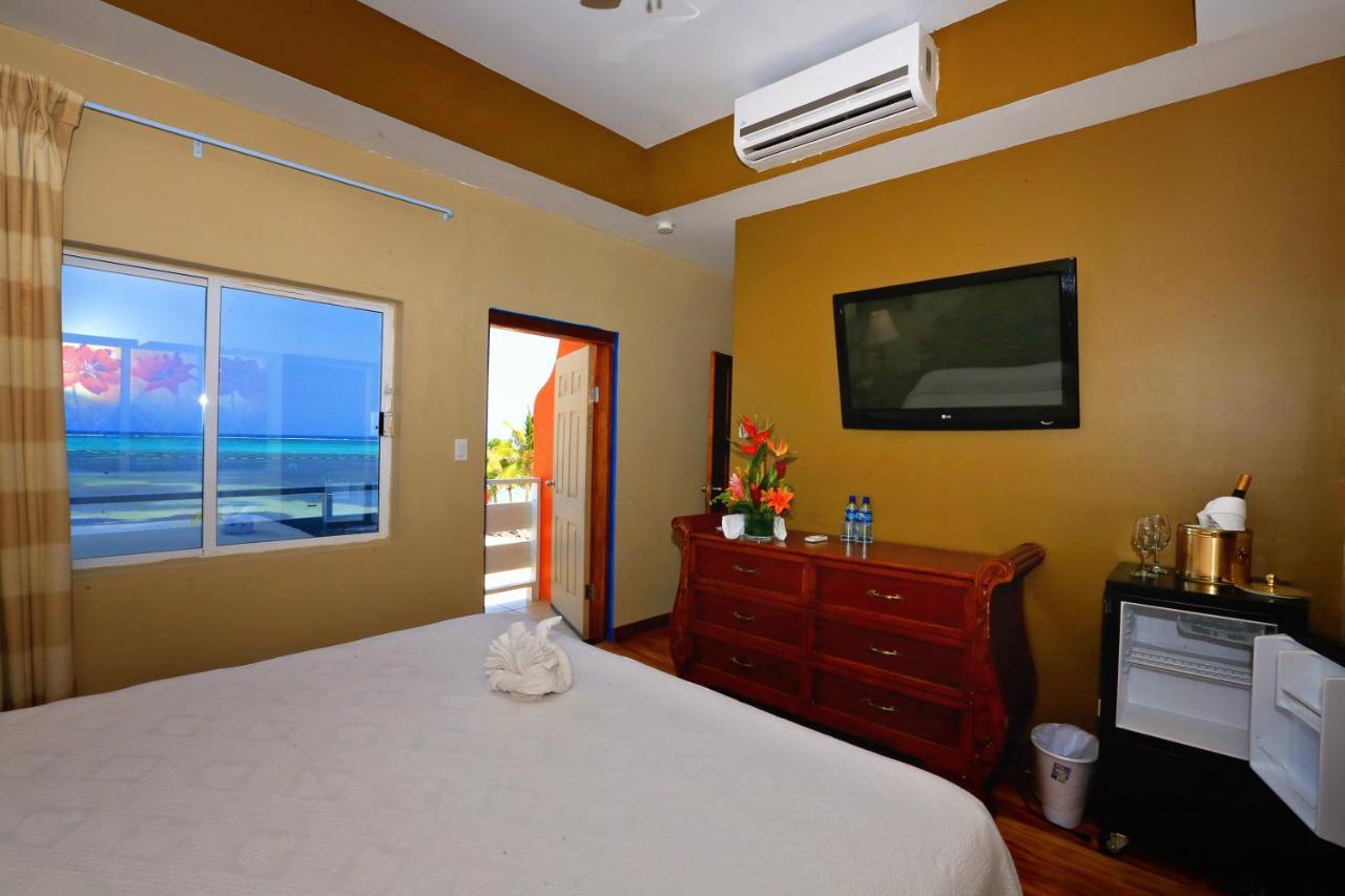 Habitación con cama extragrande y vistas al mar