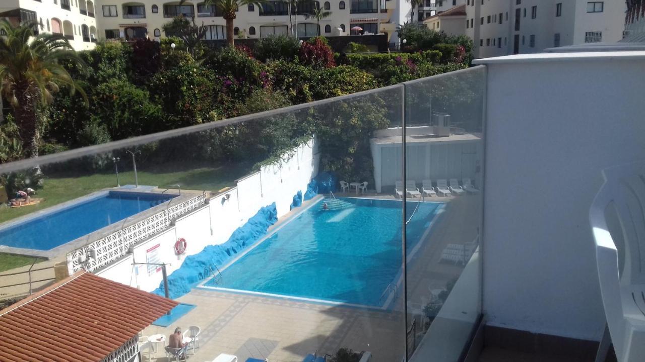 Studio mit Poolblick