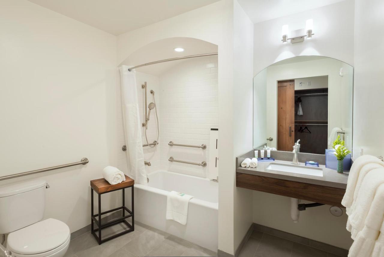 Room 1 King Bed Bathtub Balcony Accessible