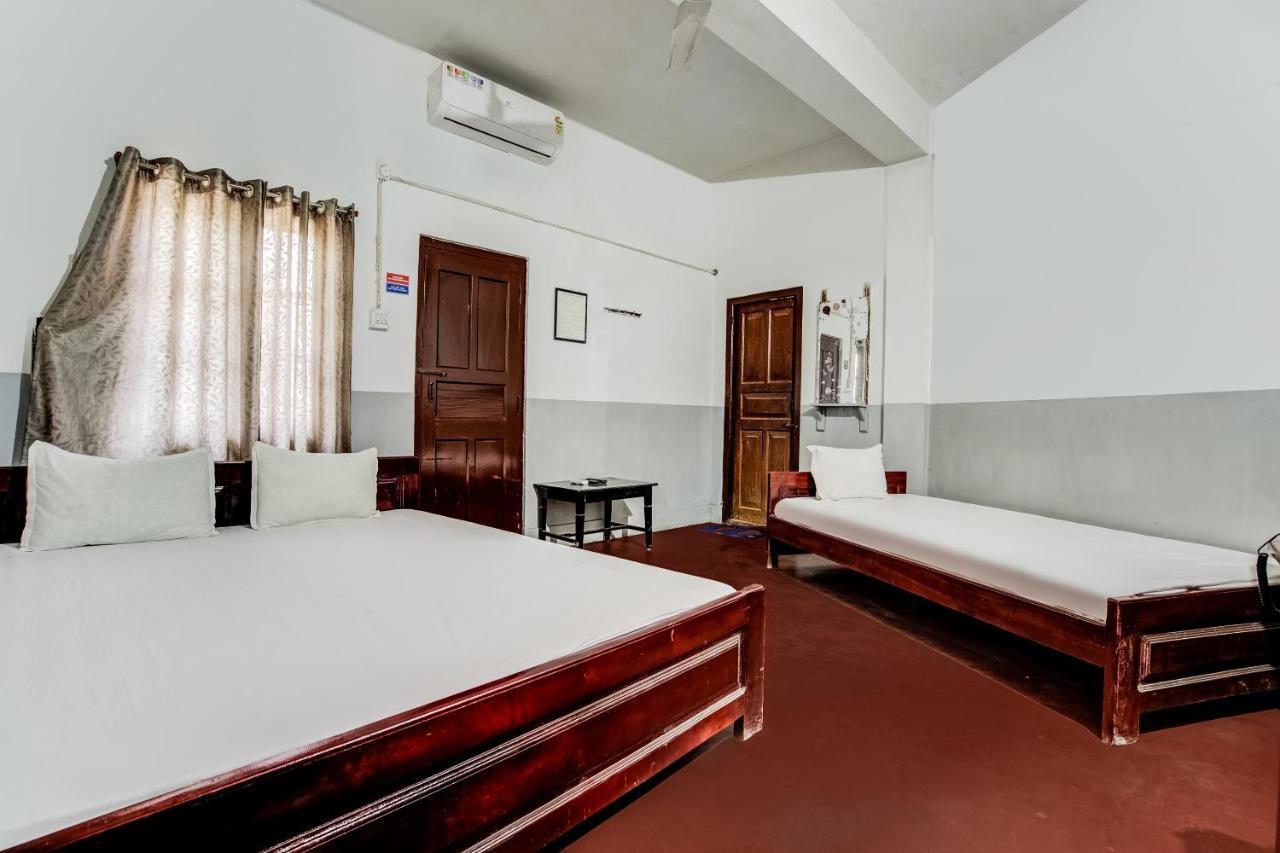 Habitación Triple Básica con baño compartido