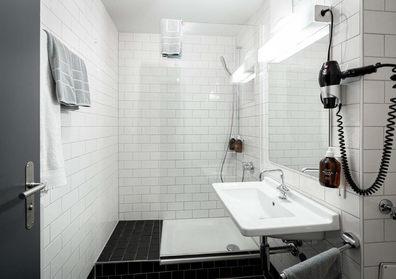 Zimmer mit Queensize-Bett und Gemeinschaftsbad