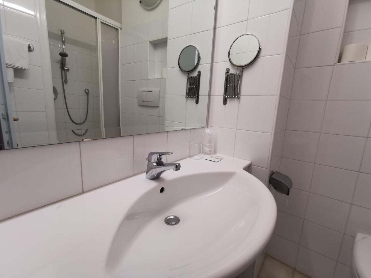 Standard Single Room,995195797:JPEG