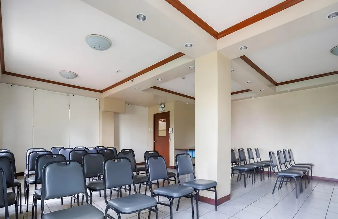 Oyo 210 Apple Tree Suites-1