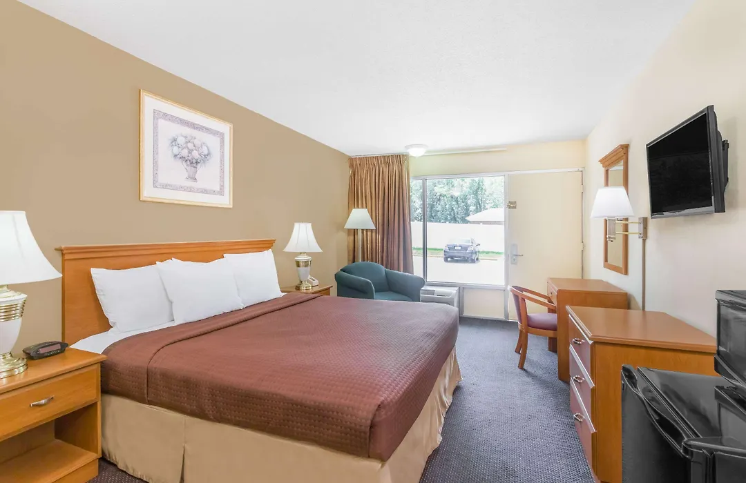 Days Inn By Wyndham Christiansburg-1