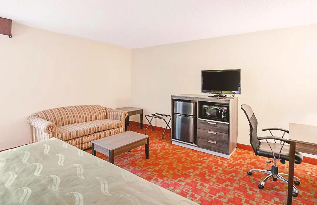 Norwood Inn & Suites Milwaukee-1